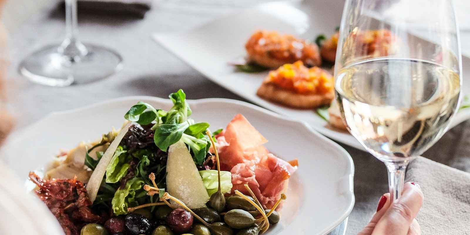 WIN the Frequent Foodies® Valentine’s date-to-stay giveaway 🏹❤️