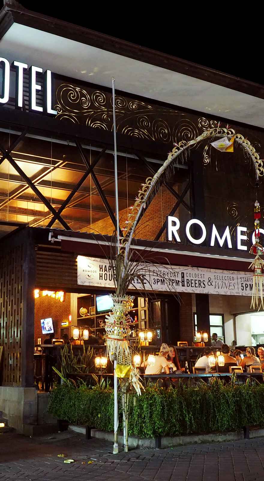 Romeos Bar & Grillery